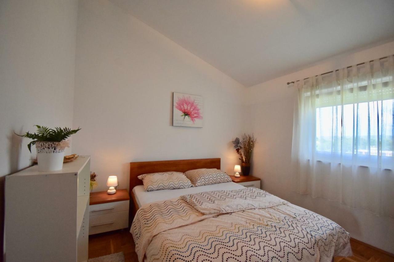 Comfortable Apartment Near The Hidrobaza Beach Štinjan Exterior foto